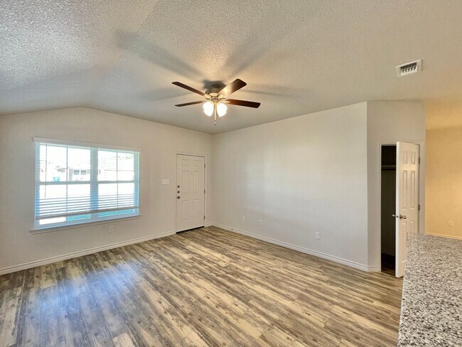 Building Photo - 1821 Castroville Trl