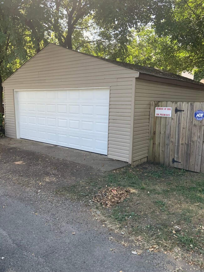 Garage - 260 W Park Ave