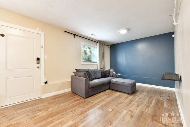 Photo du bâtiment - Ground-Level Unit for Rent in Langley — Utilities Included