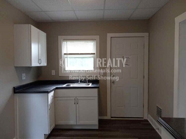 Building Photo - Four Bedroom Two Bathroom and small game r...