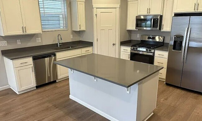 Foto del edificio - *NEW Construction* Stunning 3BD, 2.5 BA* S...