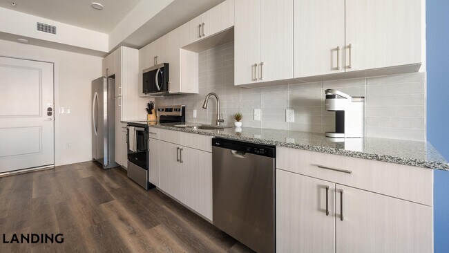 Foto del edificio - 6525 Ed Bluestein Blvd