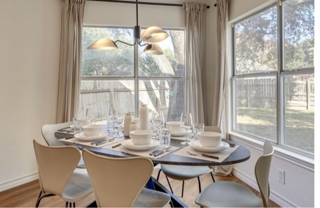 Foto del edificio - 6315 Regency Ct