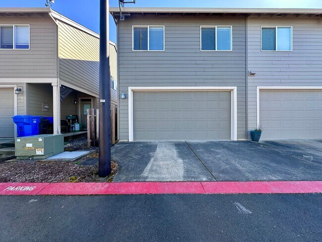 Foto del edificio - Modern 3 Bed/2.5 Bath with Double Car Garage Townhome in Sandy, OR!