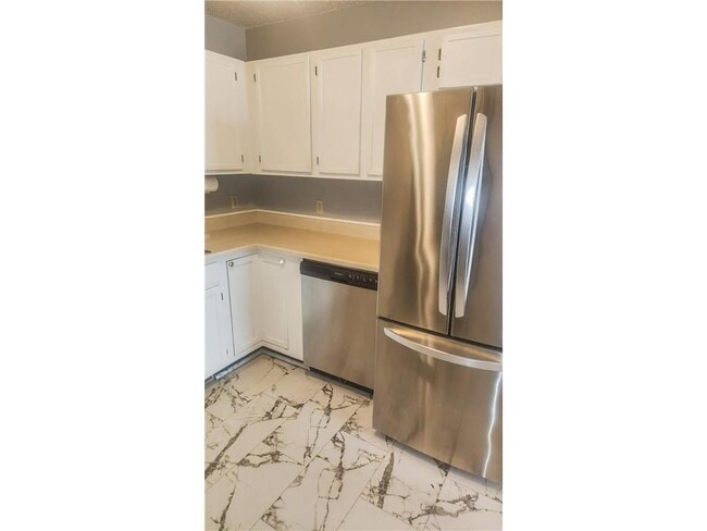 Building Photo - 9 Heights Rd NE