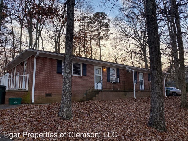 Building Photo - 2 br, 1 bath Room For Rent - 220 Vickery Dr