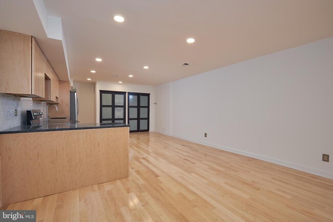 Building Photo - 1362 Kenyon St NW