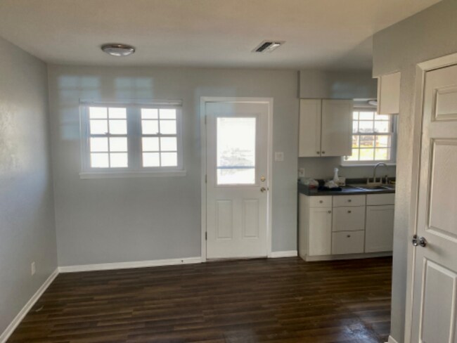 Foto del edificio - 650 Aristocrat Dr