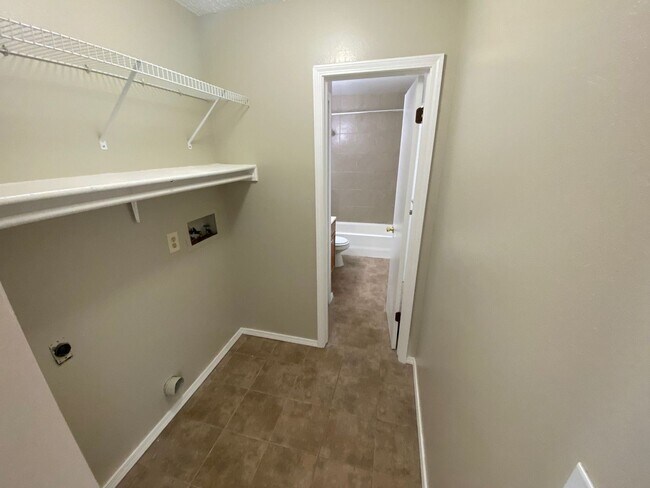 Foto del edificio - Nice 3 Bedroom 2 Story Home Close to Ft Ca...