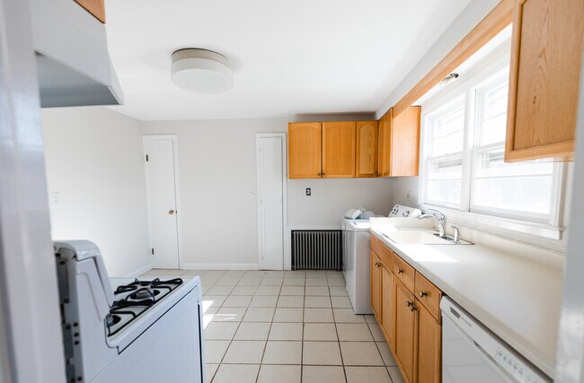 Kitchen - 584 Courtland Ave