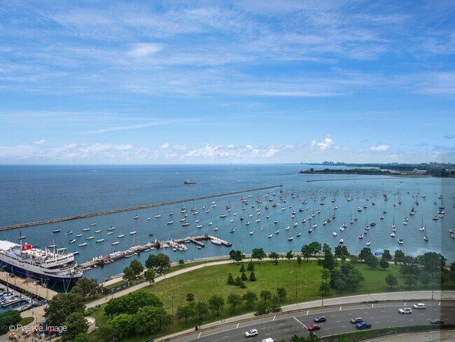 Foto del edificio - 155 N Harbor Dr