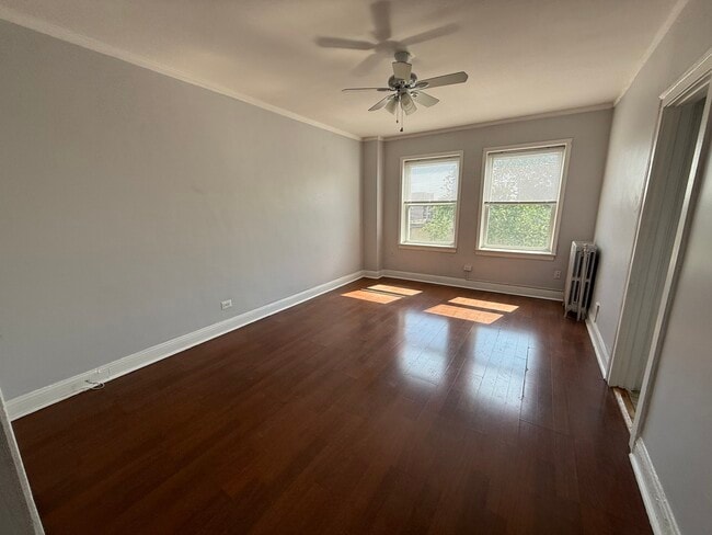 Building Photo - 6930 N Greenview Ave