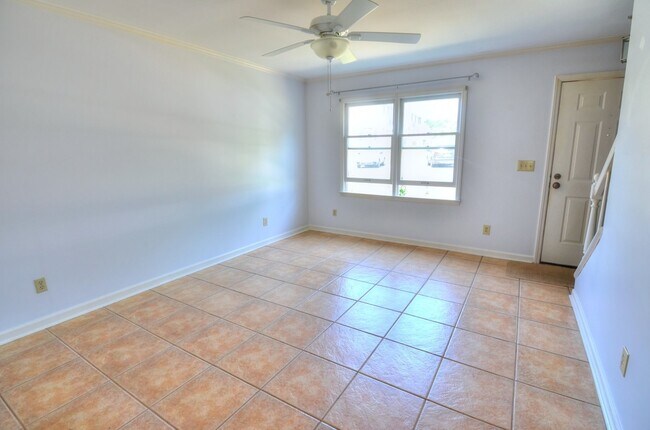 Foto del edificio - Centrally Located 2 Bedroom In Hillsborough With Great Updates!