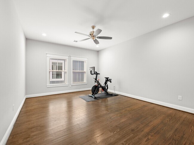 Foto del edificio - 331 E 26th St