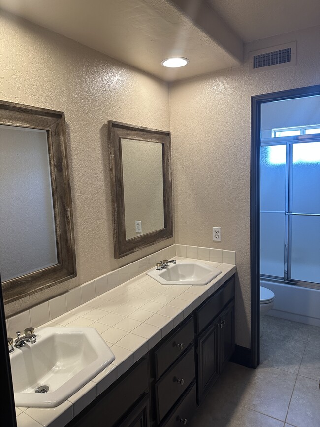 Building Photo - 6305 Golden Gate Dr