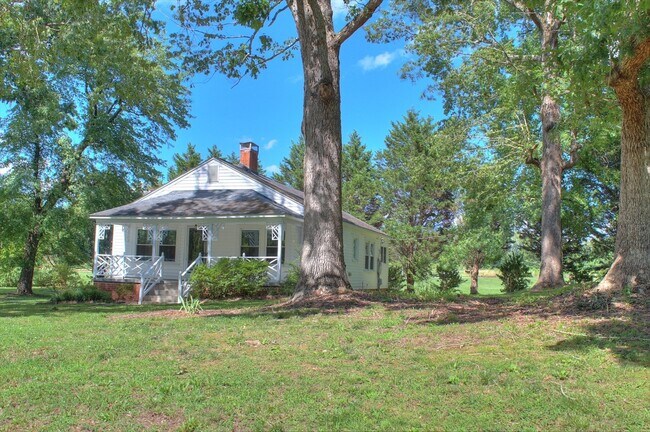 Building Photo - Charming Two Bedroom Home – Near Saxapahaw!