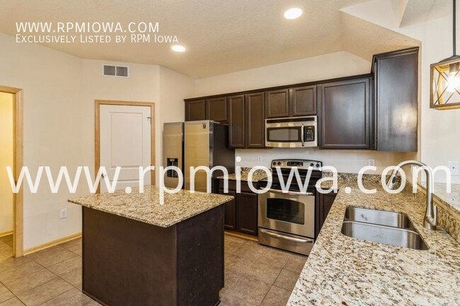 Foto del edificio - WEST DES MOINES TOWNHOME!! 2 Bedrooms, 2.5...