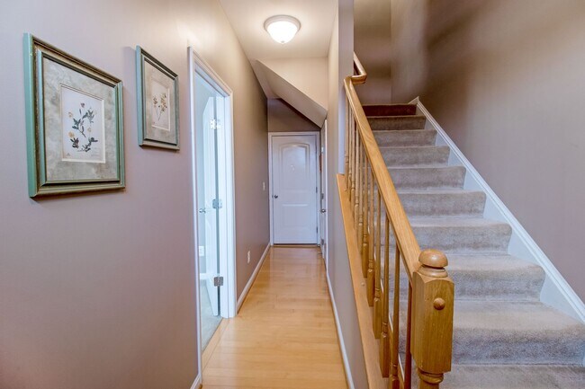 Foto del edificio - Beautiful 4-Bed, 3.5-Bath End Unit Townhom...