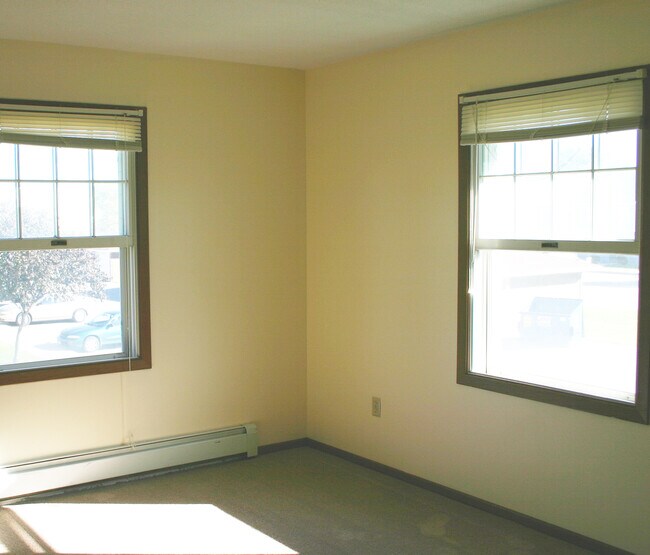Building Photo - 1620 Roe Crest Dr