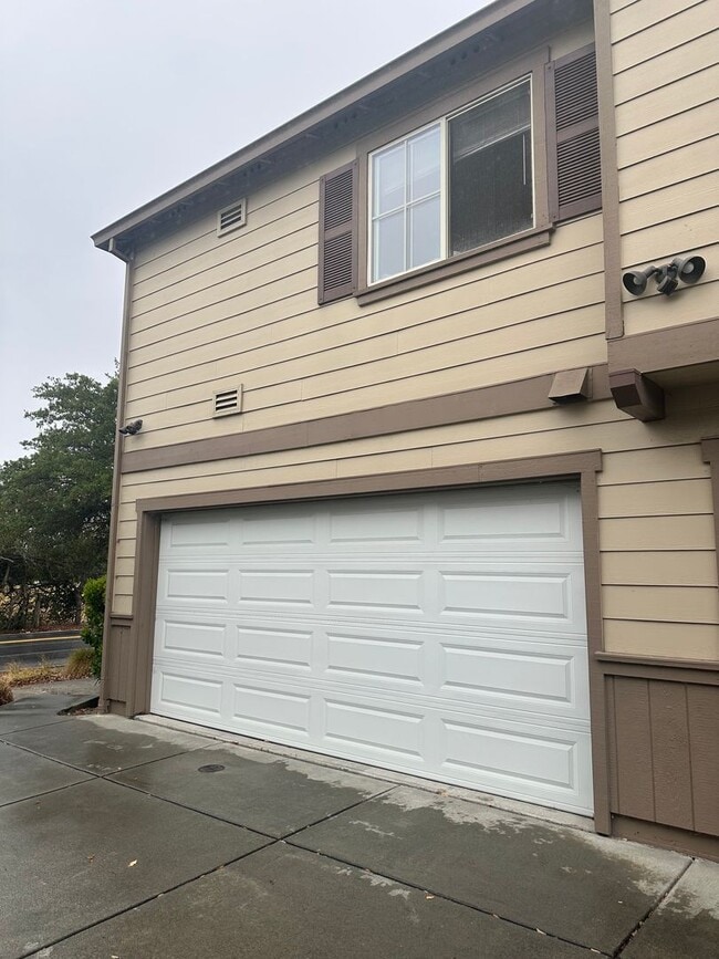 Building Photo - 2477 San Miguel Ave