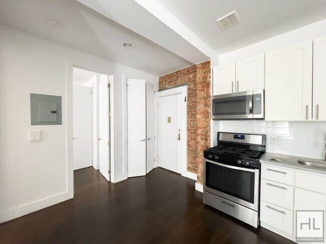 Foto del edificio - Renovated Spacious 1-Bed 1-Bath / West Cro...