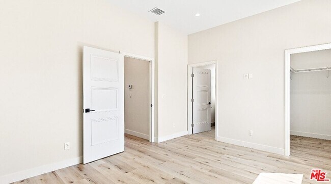 Foto del edificio - 16698 Moorpark St