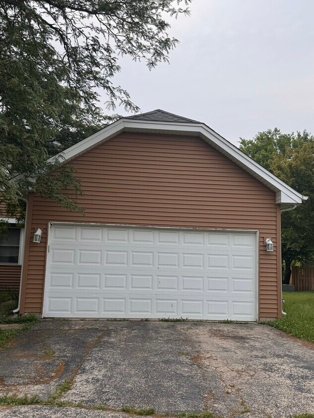 Primary Photo - 1327 Andover Dr