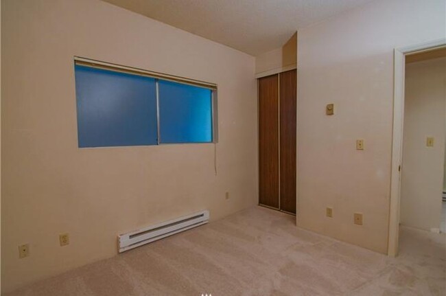 Building Photo - Beautiful updated Condo in Bellevue!