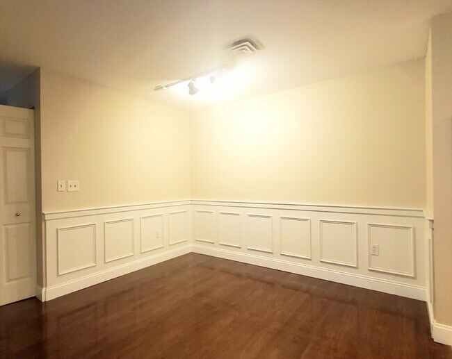 Building Photo - 650 Brookside Dr