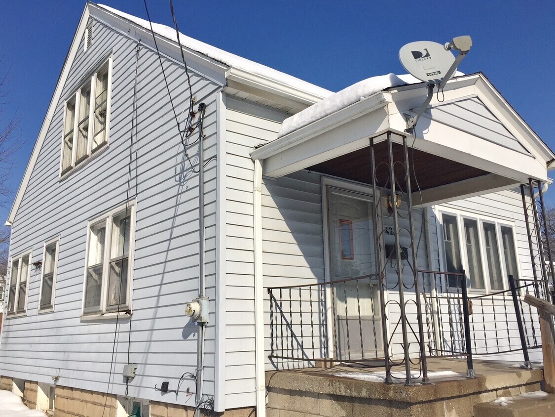 Primary Photo - Two Bedroom, 1 Bath with Detached Garage!