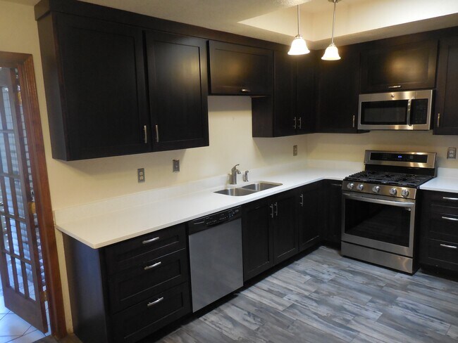 Building Photo - 725 Villa Flores Dr