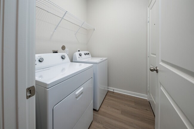 Foto del edificio - 15450 Maple Ter Dr