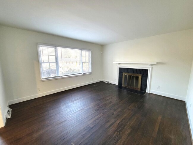 Foto del edificio - Renovated 3 Bedroom Near Shamrock & Eastway For Lease