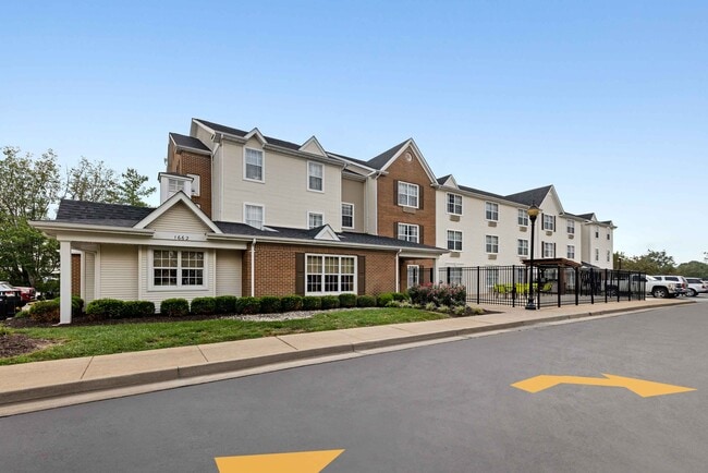 Building Photo - Furnished Studio-Fenton
