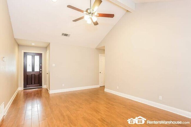 Building Photo - Freshly Renovated Move-In Ready, Spacious ...