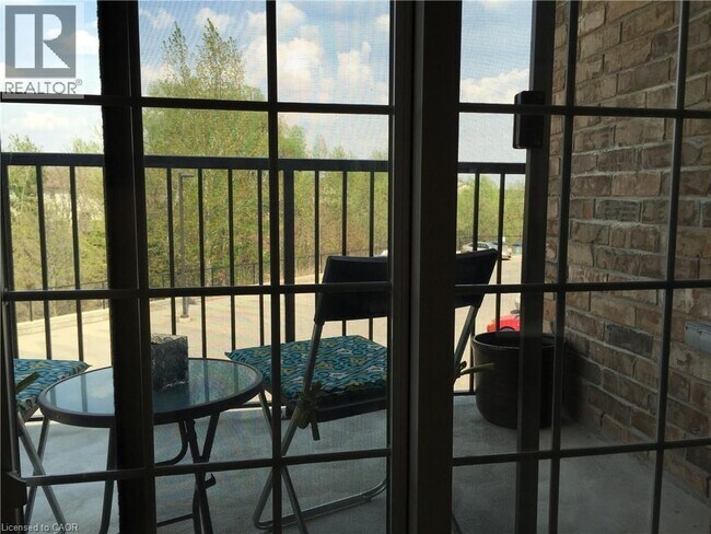 Photo du bâtiment - 950 Highland Rd W