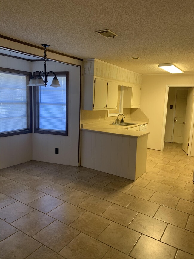 Building Photo - 1300 Sherwood Dr