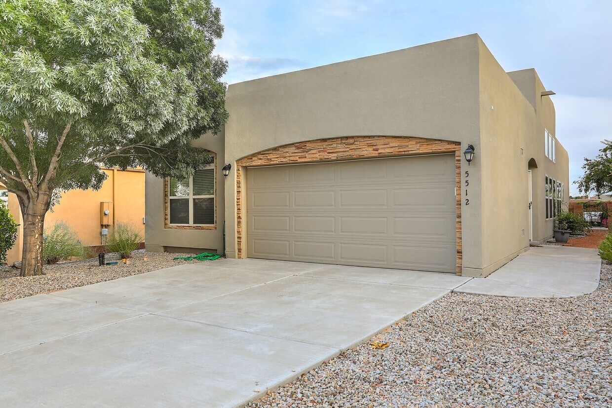 Foto principal - THREE BEDROOM HOME AVAILABLE FURNISHED OR ...