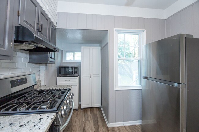 Building Photo - 3 Bedroom Lakewood Single House!