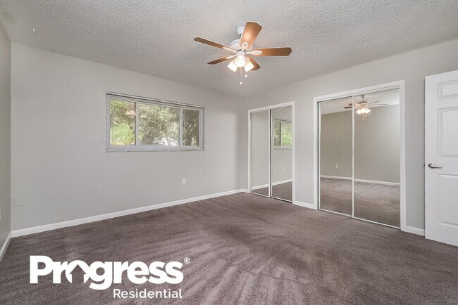Foto del edificio - 2822 Pine Tree Ave