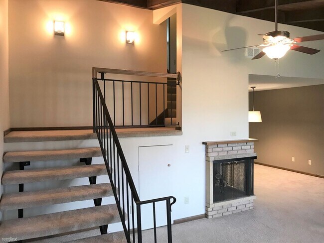Building Photo - 3 br, 2.5 bath 4plex - 408 Holly Ln Unit #8