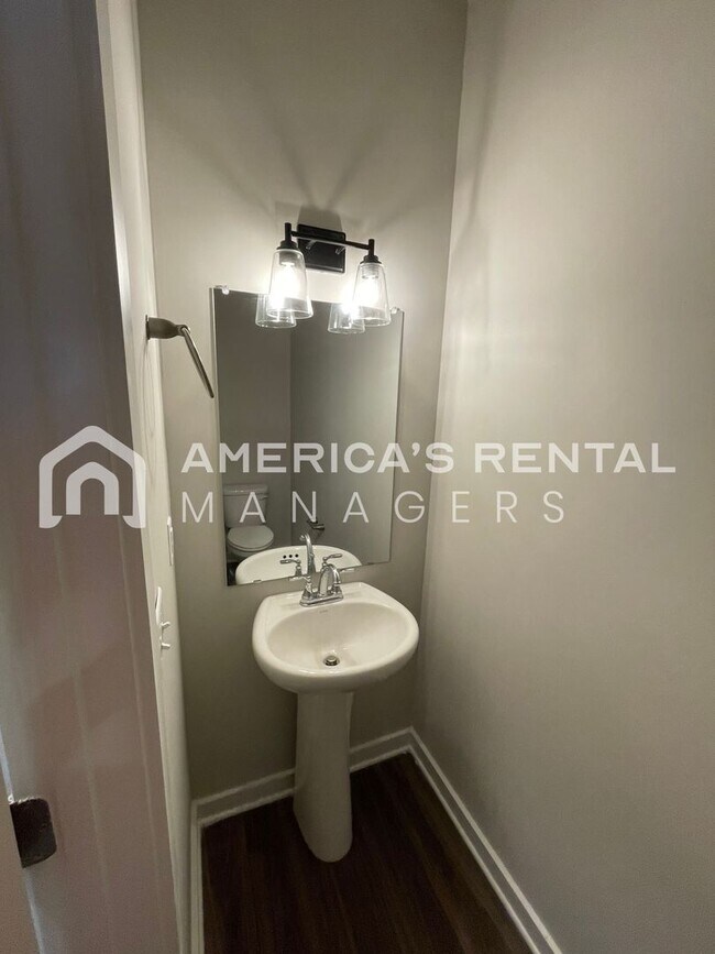 Foto del edificio - AVAILABLE NOW!!