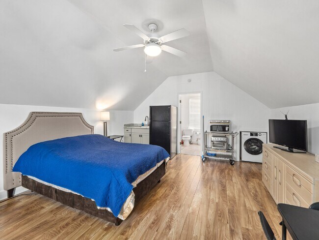 Building Photo - Studio Garage Apartment for Rent in Shell ...