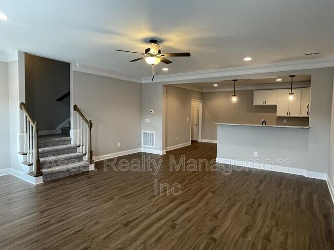 Foto del edificio - 338 Broadberry Ave