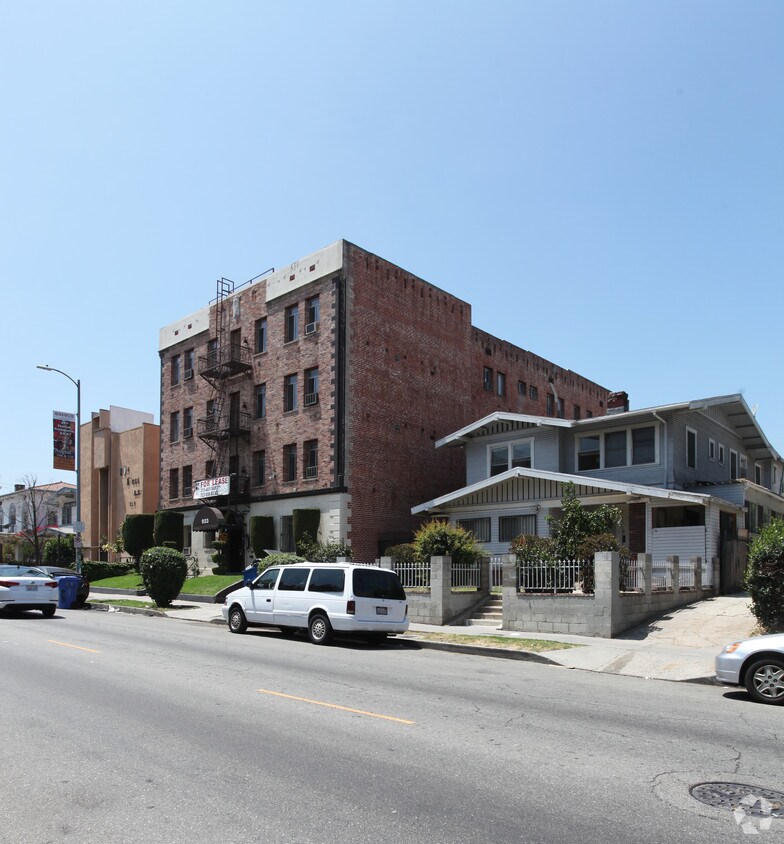 Building Photo - 923 Irolo St