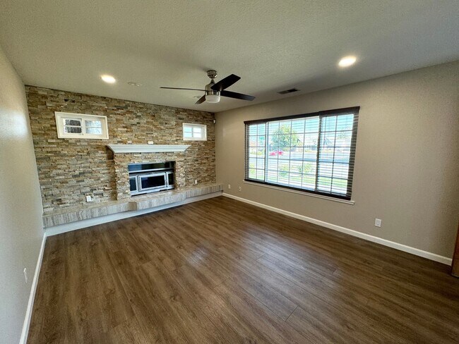 Foto del edificio - Perfect Shape Remodeled Single Family Home...