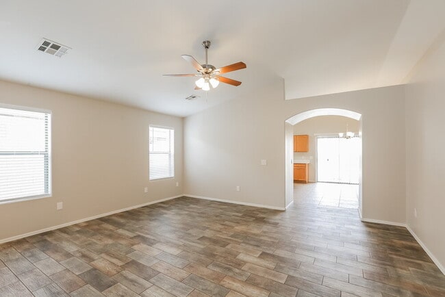 Building Photo - 1114 E Fraktur Rd