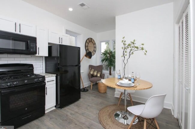 Building Photo - 631 E Locust Ave