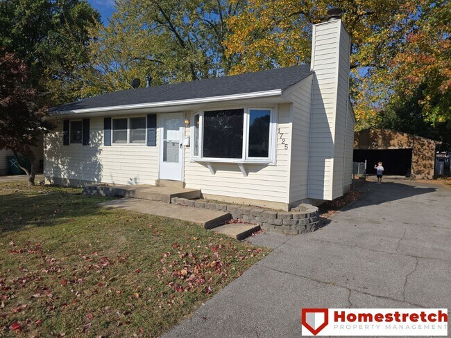 Building Photo - Charming Three Bedroom Home Coming Available!