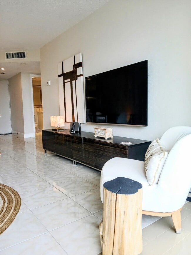 Foto del edificio - 1830 Embassy Dr